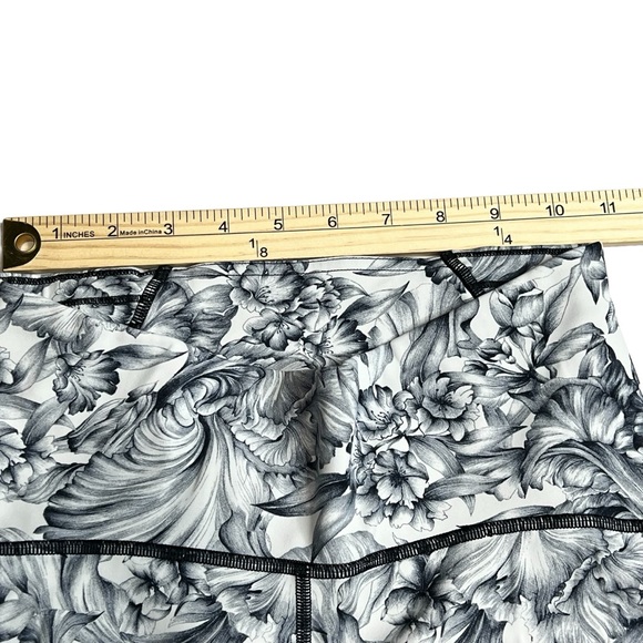 Lululemon Train Times 7/8‎ Pant 25" Women’s 6
Light Garden White Black / Black - Picture 7 of 12